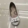 White low-heeled leather shoes that are fashionable and versatile for ladies details Picture